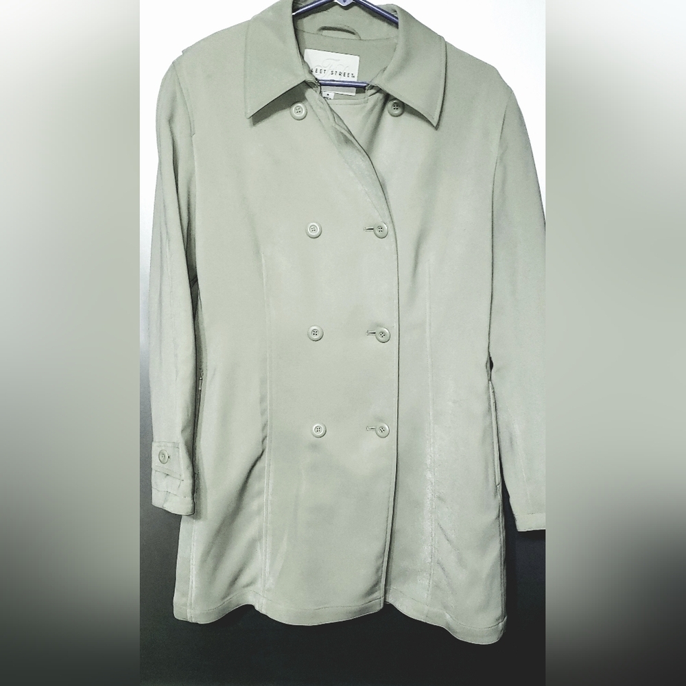 WOMENS LIGHT CREAMY BEIGE FLEET STREET COAT. SZ MED. LINED. BUTTON FRONT.